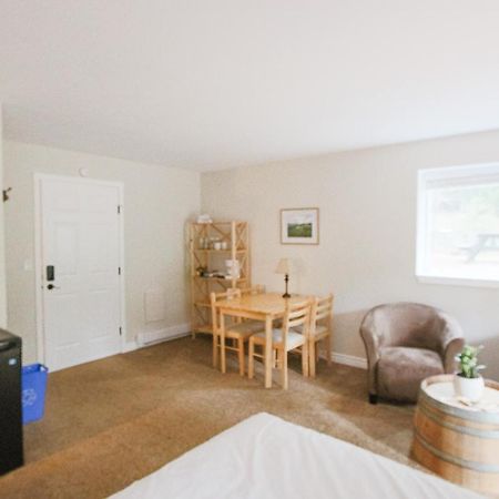 The Inn At The Ninth Hole Bed & Breakfast Salmon Arm Exteriör bild