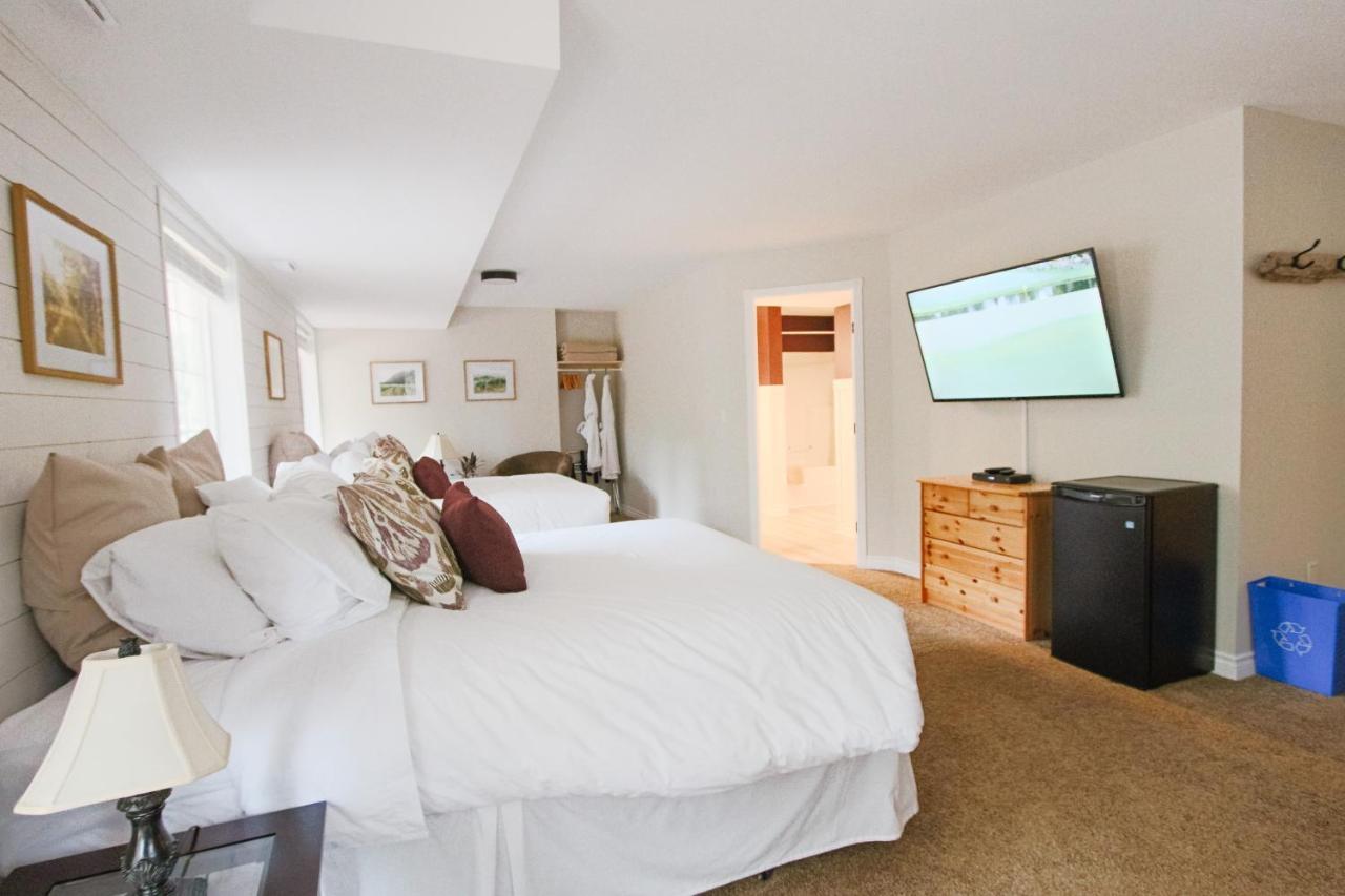 The Inn At The Ninth Hole Bed & Breakfast Salmon Arm Exteriör bild