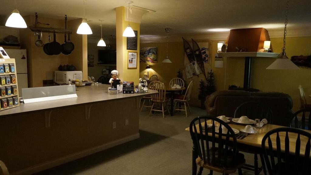 The Inn At The Ninth Hole Bed & Breakfast Salmon Arm Exteriör bild