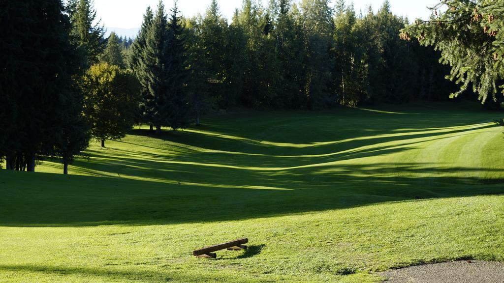 The Inn At The Ninth Hole Bed & Breakfast Salmon Arm Exteriör bild