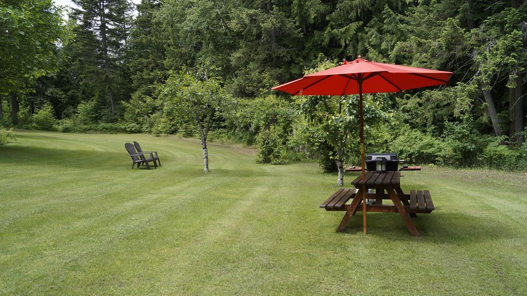 The Inn At The Ninth Hole Bed & Breakfast Salmon Arm Exteriör bild