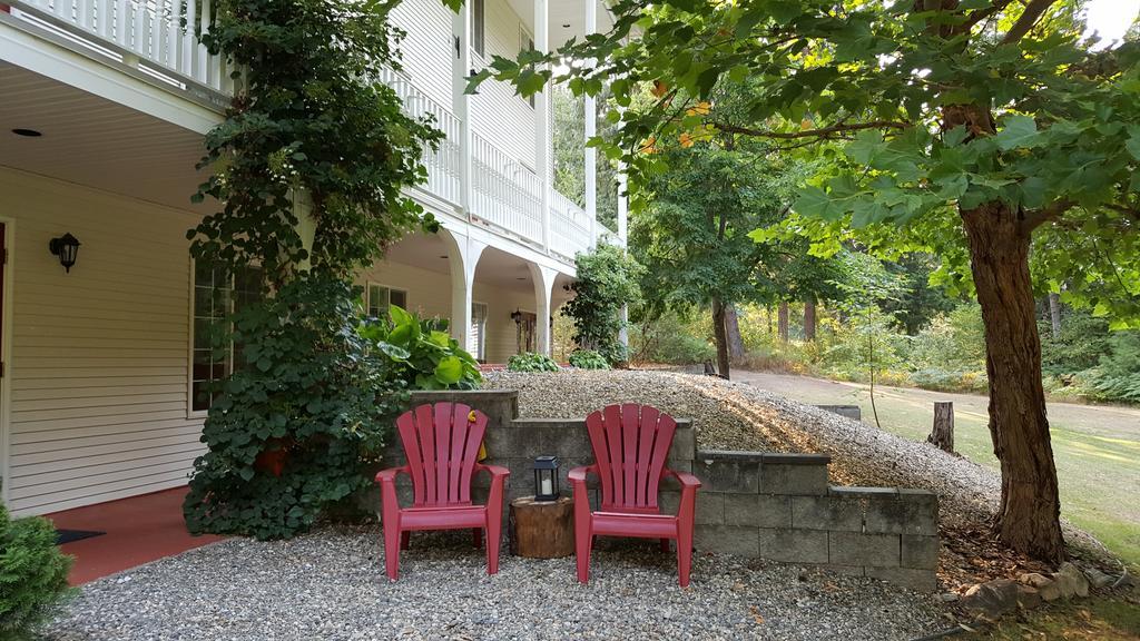 The Inn At The Ninth Hole Bed & Breakfast Salmon Arm Exteriör bild