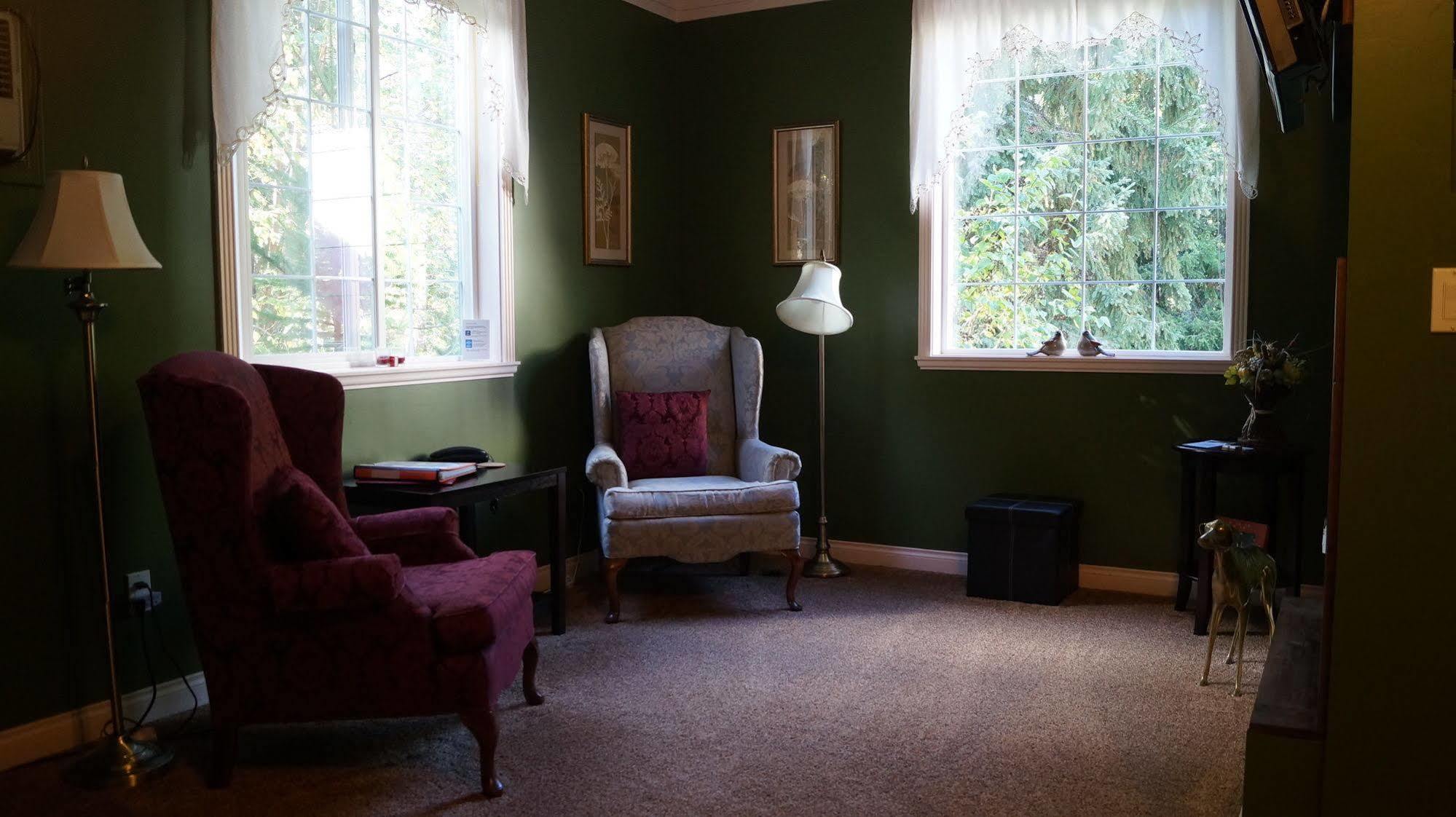 The Inn At The Ninth Hole Bed & Breakfast Salmon Arm Exteriör bild