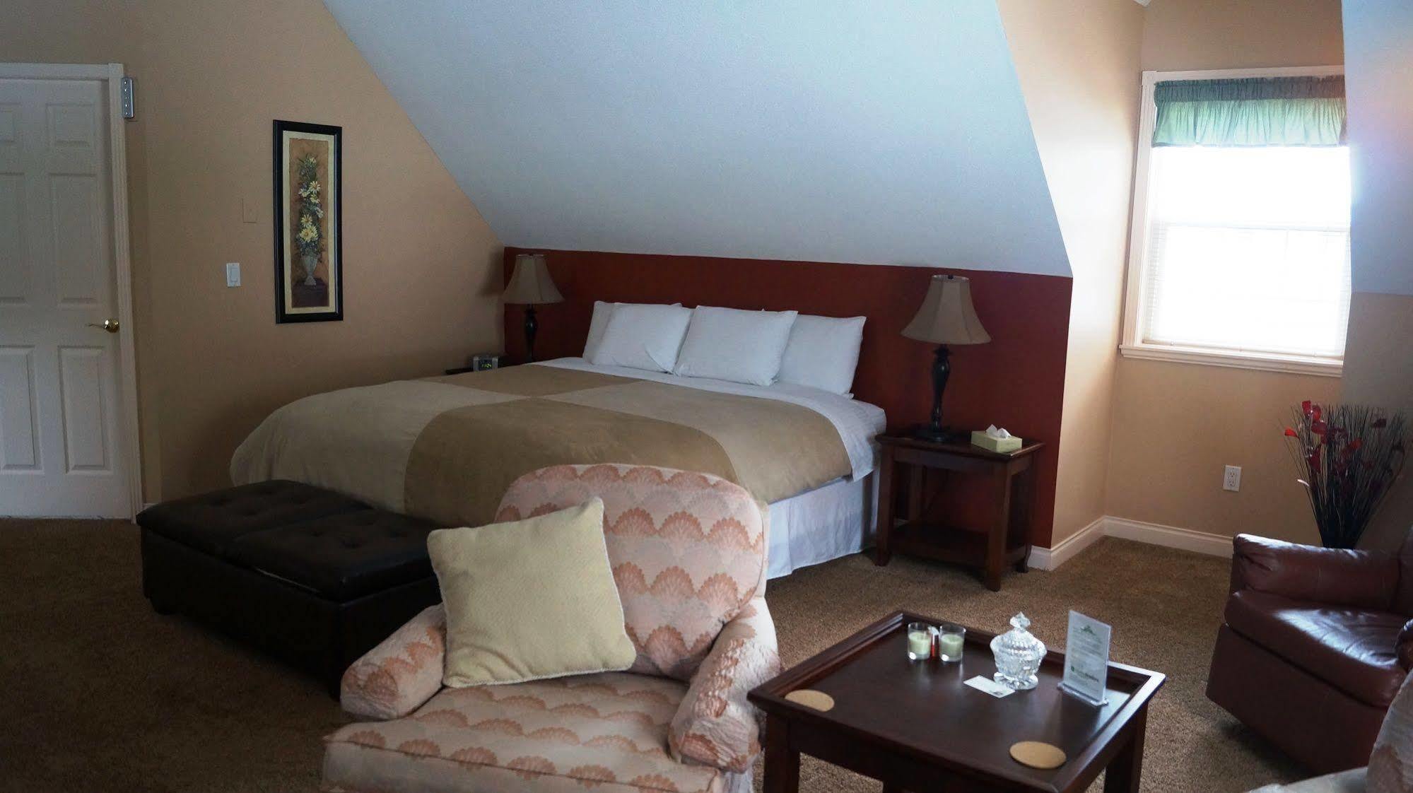 The Inn At The Ninth Hole Bed & Breakfast Salmon Arm Exteriör bild