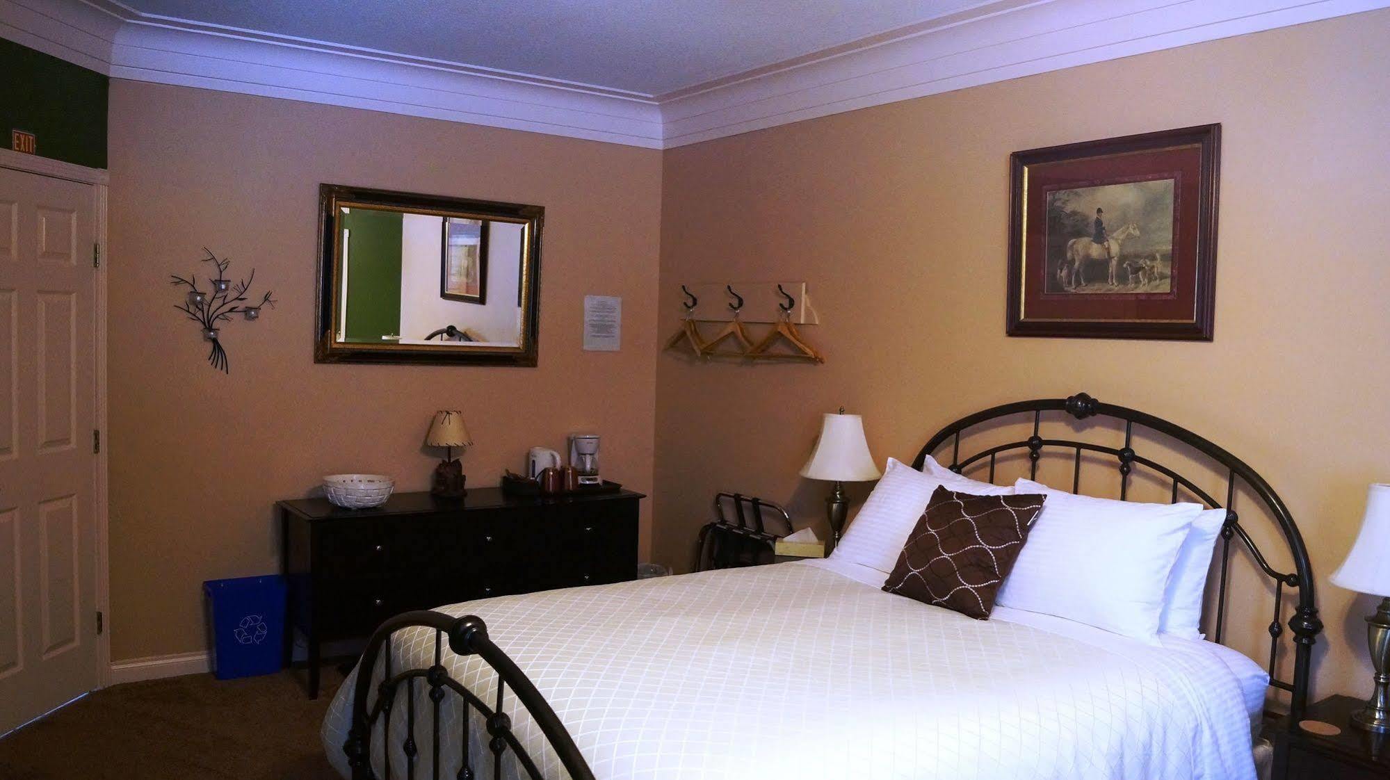 The Inn At The Ninth Hole Bed & Breakfast Salmon Arm Exteriör bild
