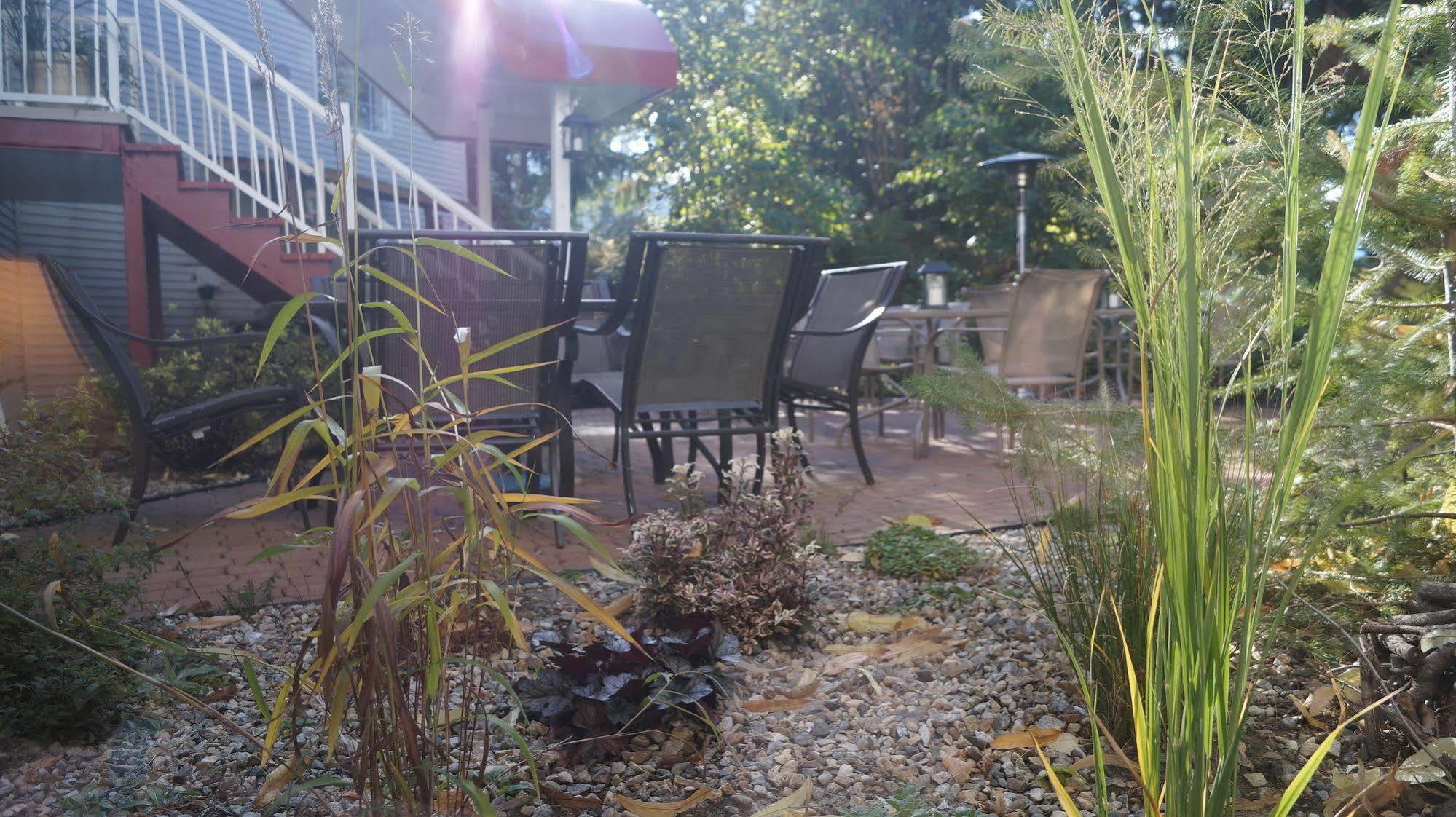 The Inn At The Ninth Hole Bed & Breakfast Salmon Arm Exteriör bild